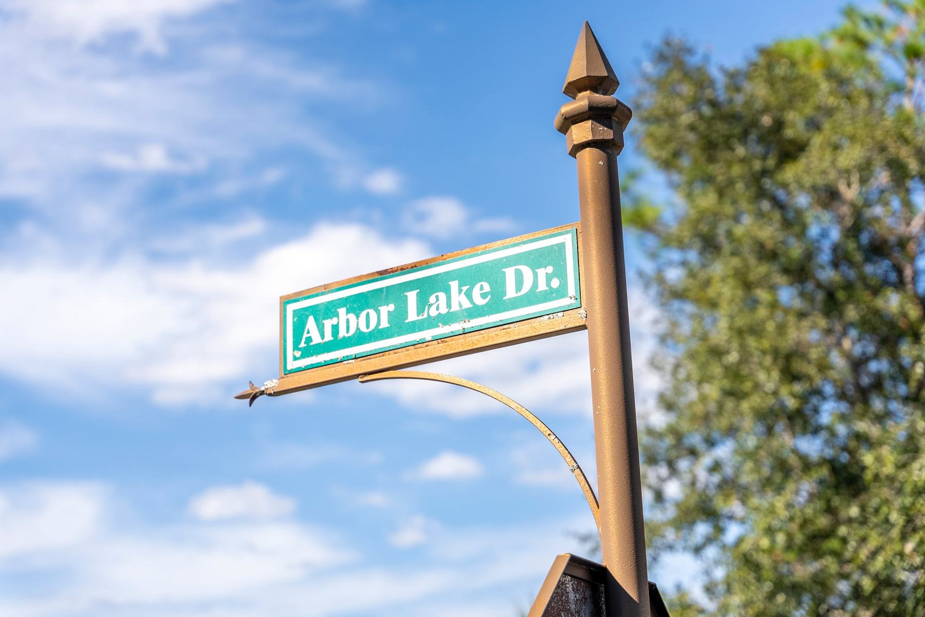 Arbor Lake Drive street sign